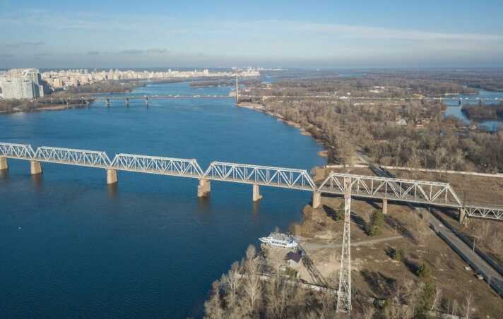 У Києві перейменували девʼять станцій міської електрички й залізничний міст через Рибальський острів