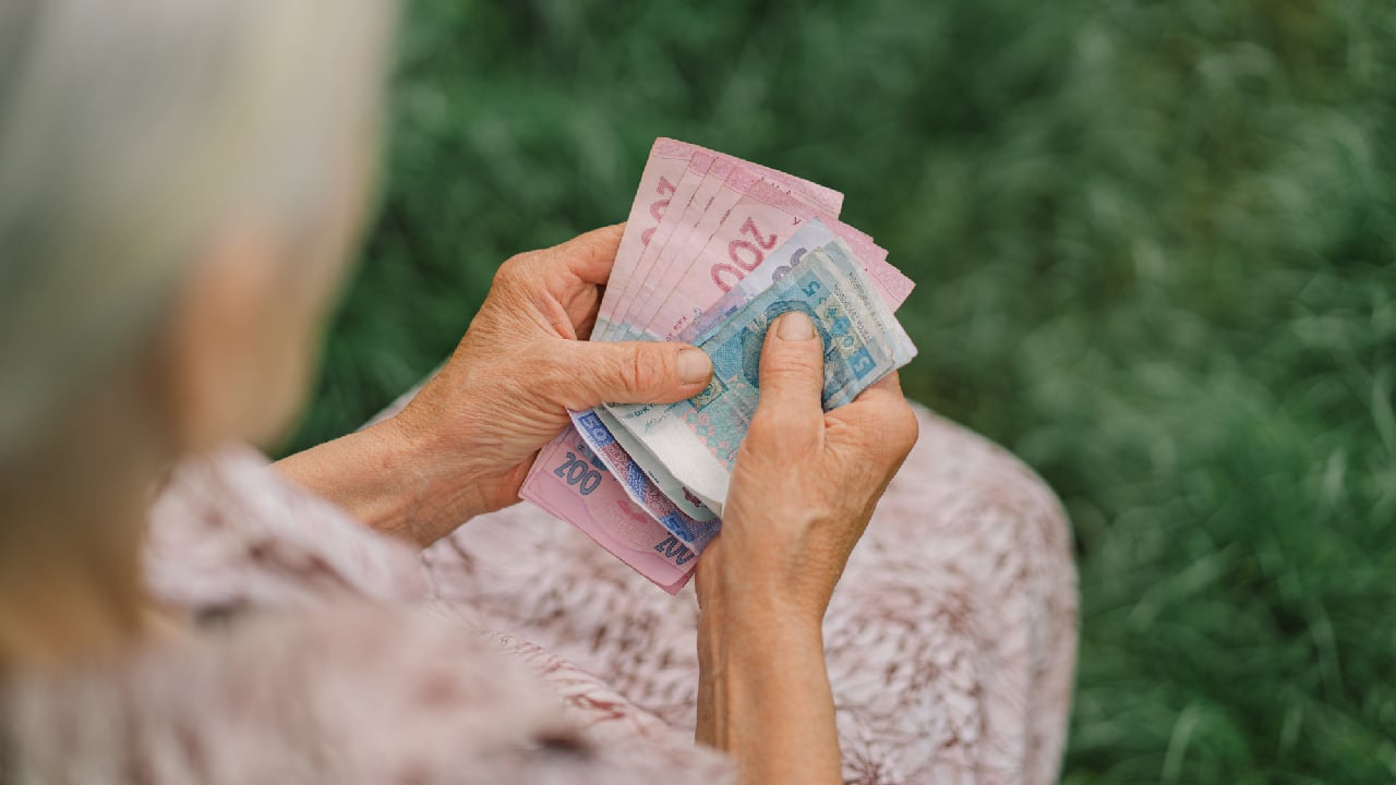 Кому можуть дорахувати стаж до пенсії, якщо він не працював