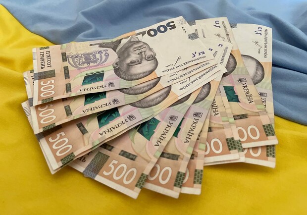 Яку суму громадяни України можуть ввозити або вивозити за кордон без декларування