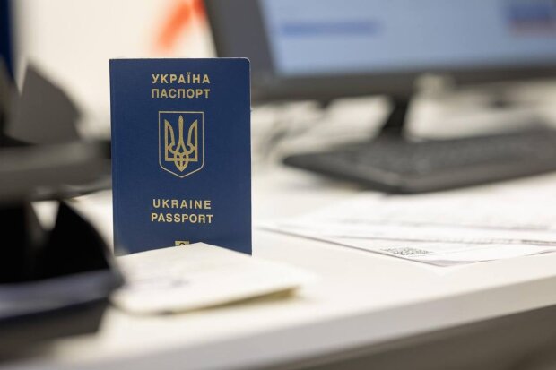 В Україні можуть видавати закордонні паспорти тільки після обліку у ТЦК