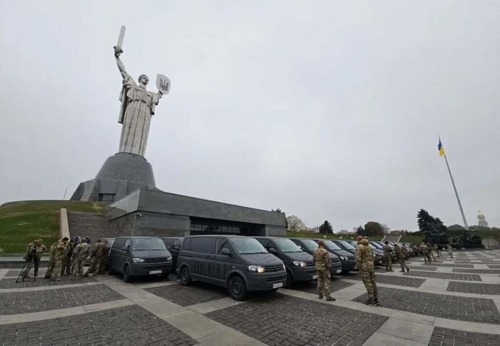 MK Foundation передав 50 фургонів для ЗСУ / Фото: пресслужба фонду