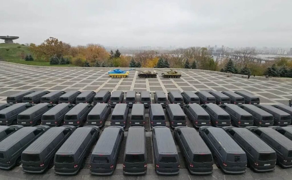 MK Foundation передав 50 фургонів для ЗСУ / Фото: пресслужба фонду