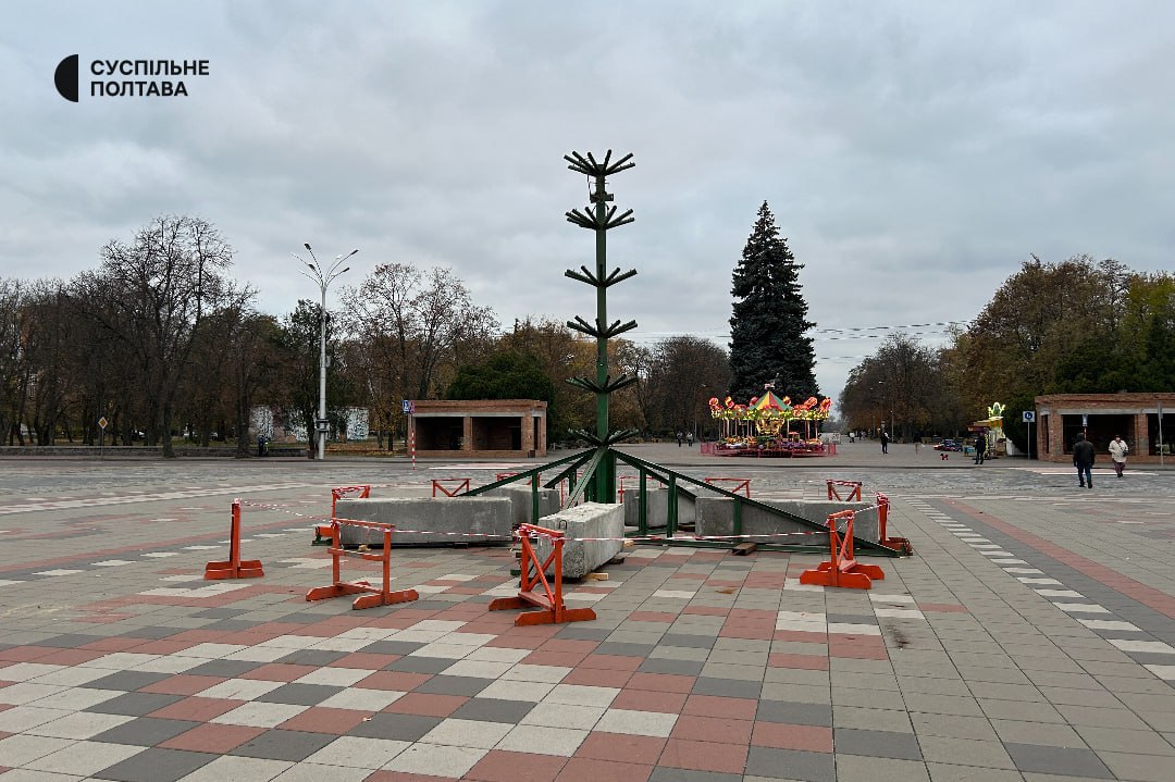 Війна триває, як і дискусії щодо встановлення новорічних ялинок у містах країни