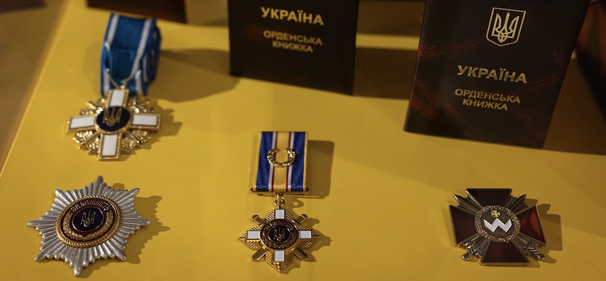 Державні відзнаки України: від звання Героя до іменної зброї