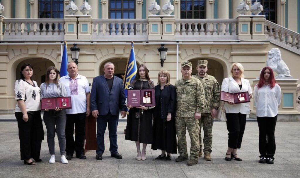 Президент вручив Золоту Зірку родині загиблого льотчика Мороза / Фото: Балаклійська міська військова адміністрація
