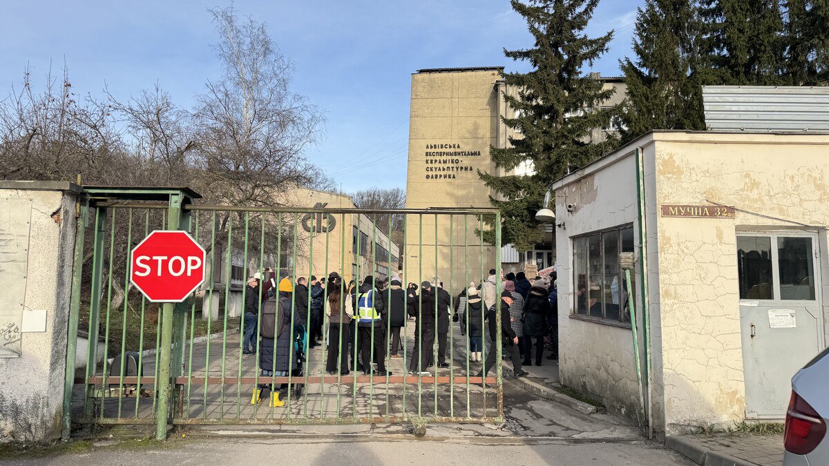 Протест за мистецтво: у Львові вимагають зберегти кераміко-скульптурну фабрику