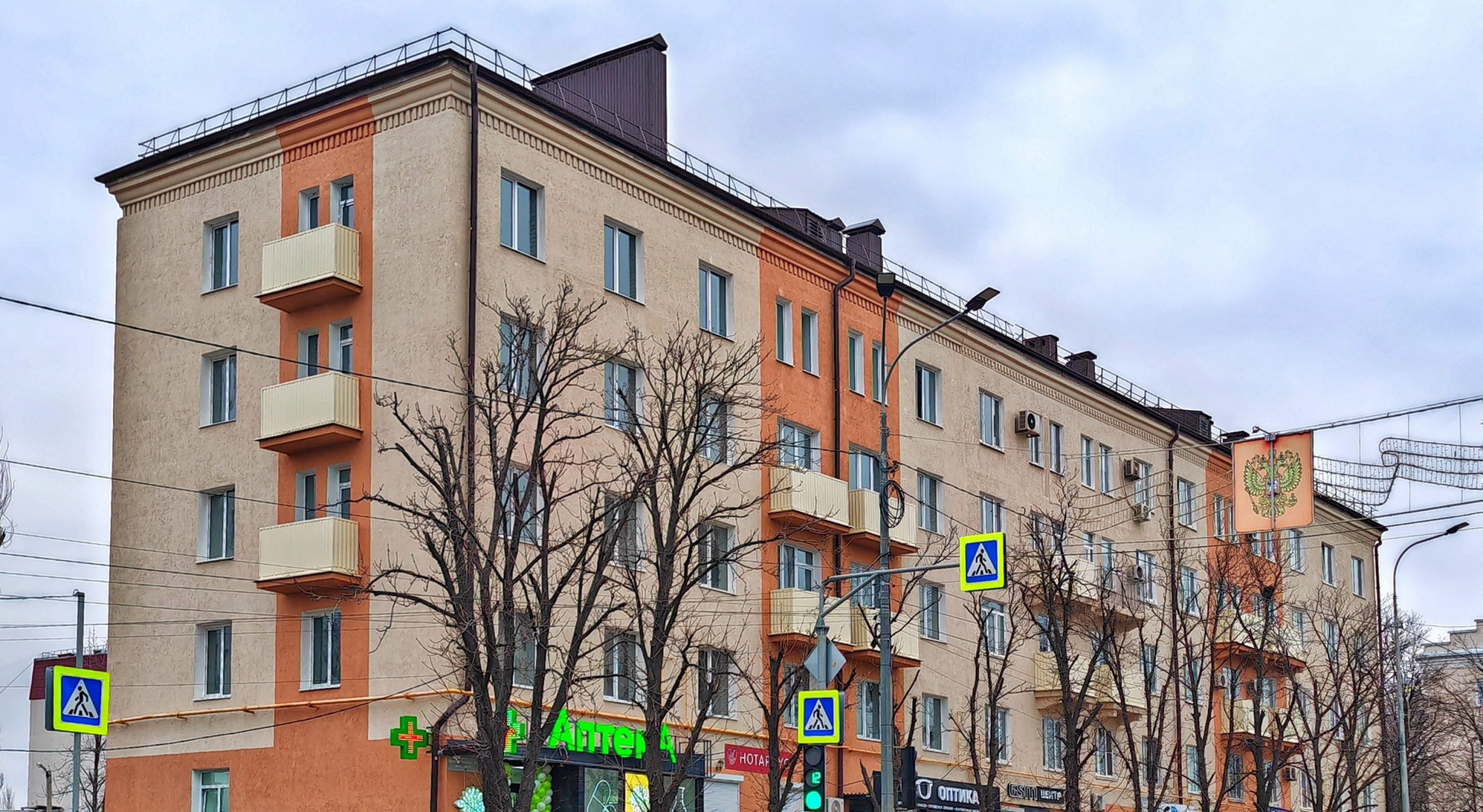 В окупованому Маріуполі росіяни роздають викрадені квартири та знімають пропагандистські сюжети