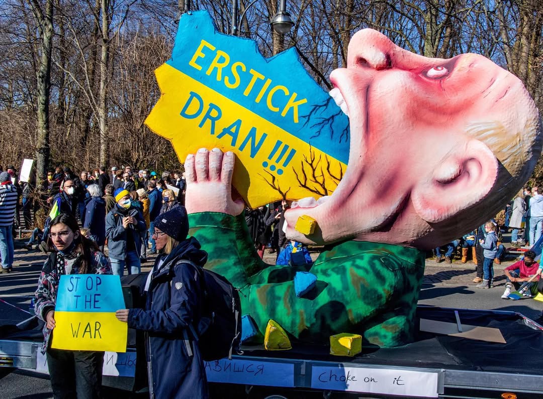 Сатира під вироком: російський суд заочно засудив німецького художника за карнавальні роботи