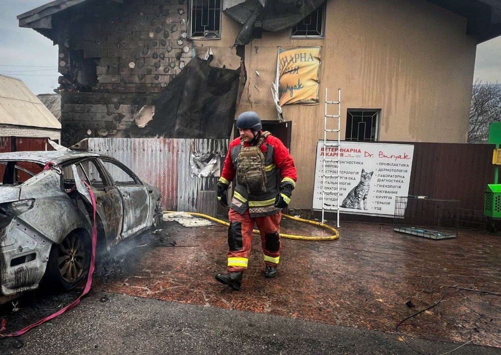 Удар по Київщині: загиблий, поранені та знищена ветклініка з десятками тварин