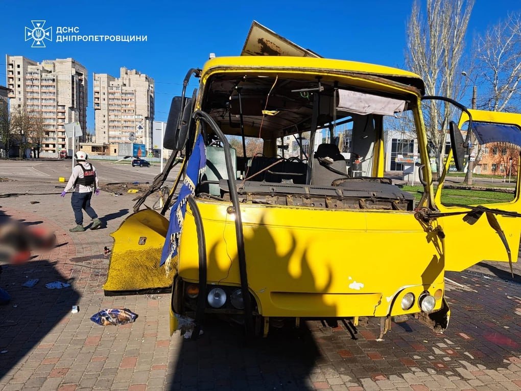 Удар по автобусу в Нікополі: загиблі та поранені внаслідок атаки дронів по цивільних