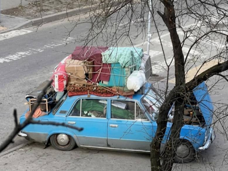 Після 700 кілометрів втечі від війни: переселенець отримав новий пікап від співзасновника monobank