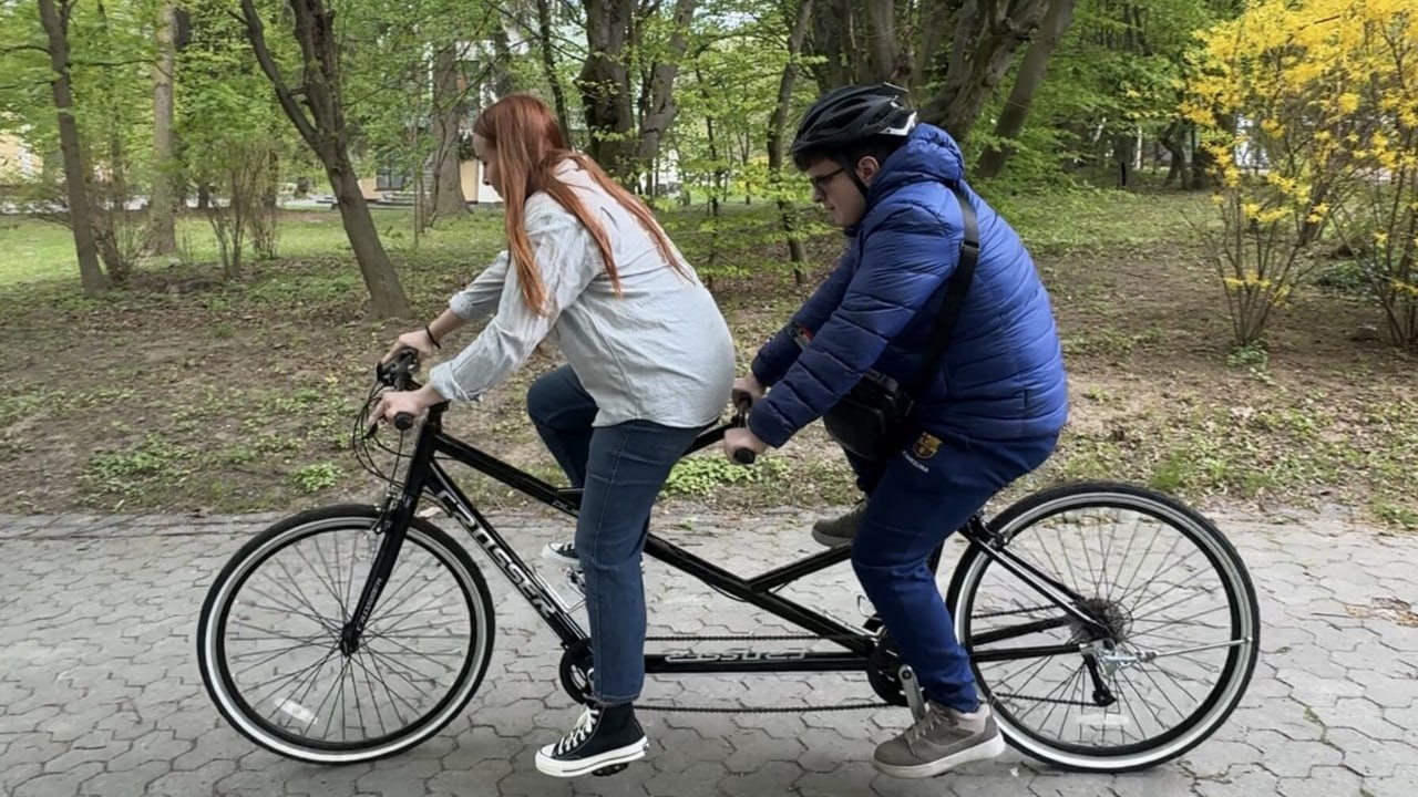 У Стрийському парку запустили велотандеми: Львів тестує доступне дозвілля для незрячих людей