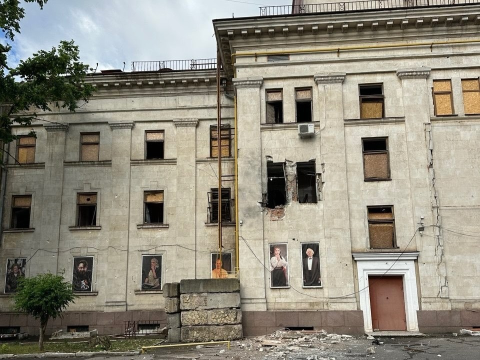 Російський дрон пошкодив Херсонський театр імені Куліша: удар по культурі міста, яке продовжує чинити опір