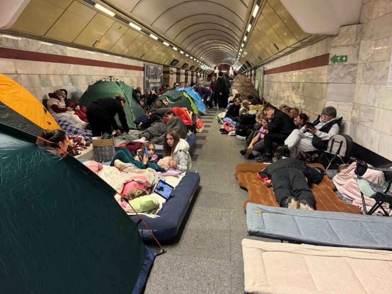 Намети в метро під час тривог: у Києві пропонують обмежити громіздкі речі в укриттях