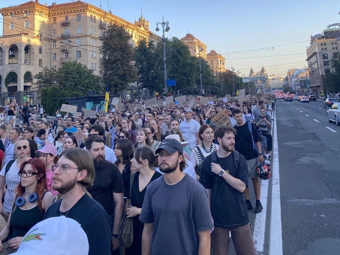 У центрі Києва відбулася протестна хода за повернення Михайла Федорова на посаду міністра оборони